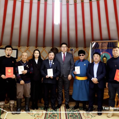 "Төв Чандмань" ДЭХГ-ын 20 жилийн ойг тохиолдуулан эрхэлсэн ажилдаа идэвх зүтгэл гарган өндөр үр бүтээлтэй ажиллаж байгаа халаалтын 1 дүгээр хэсгийн дулаан үйлдвэрлэлийн мастер Б.Бахатжан, Бүрэн сумын халаалтын хэсгийн дулаан үйлдвэрлэлийн мастер Д.Баярсай | HuduuMN