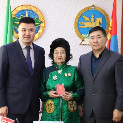 Монгол Улсын Ерөнхийлөгчийн зарлигаар төрийн дээд “Алтан гадас одон” хүртсэн Моломын Цэцэгмаагийн шагналыг аймгийн Засаг дарга Л.Төмөрчөдөр гардуулан өглөө. | HuduuMN