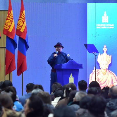 Монгол Улсын Ерөнхий сайд Г.Занданшатар Дорноговь аймгийн Сайншанд сумын иргэдтэй уулзаж "Цэгцрэх хөдөлгөөн"-ний талаар мэдээлэл өгч байна. | HuduuMN