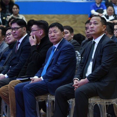 Монгол Улсын Ерөнхий сайд Г.Занданшатар Дорноговь аймгийн Сайншанд сумын иргэдтэй уулзаж "Цэгцрэх хөдөлгөөн"-ний талаар мэдээлэл өгч байна. | HuduuMN