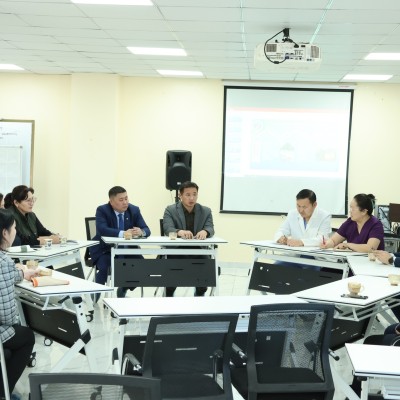 Аймгийн удирдлагууд төрийн байгууллагуудын хөрөнгө оруулалт бүтээн байгуулалтын ажил болон үйл ажиллагаатай танилцаж, тулгамдаж буй асуудал санал сэтгэгдлийг сонсож, газар дээр нь шийдвэрлэж ажиллалаа. | HuduuMN