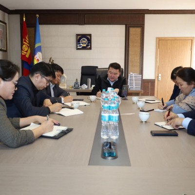 АЙМГИЙН УДИРДЛАГА БАЯНХОНГОР АЙМАГТ ҮЙЛ АЖИЛЛАГАА ЯВУУЛДАГ БАНКУУДЫН ЗАХИРЛУУДТАЙ ХОЛБОГДОХ ЧИГЛЭЛЭЭР УУЛЗАЛТ ХИЙВ | HuduuMN