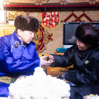 ИХ-ЫН ДАРГА Н.УЧРАЛ #СҮХБААТАР АЙМАГТ... 📍Сүхбаатар аймгийн Сүхбаатар сум хатагин, дарьганга, халх, боржигон түмний нутаг. УИХ-ын дарга Н.Учрал, зүүн бүсээс сонгогдсон гишүүдийн хамт тус сумын 3-р багийн ахмад малчин Ч.Энхбат гуайн хаваржааг зорьж очлоо. | HuduuMN