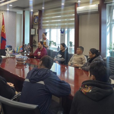 АЙМГИЙН ЗАСАГ ДАРГА ИРГЭДТЭЙ УУЛЗАЖ, САНАЛ ХҮСЭЛТИЙГ ХҮЛЭЭН АВЧ АЖИЛЛАСАН | HuduuMN