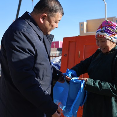 Гамшиг, аюулт үзэгдэл, ослын улмаас орон гэргүй болсон иргэдэд аймгийн Онцгой комиссоос таван ханатай иж бүрэн гэр олголоо | HuduuMN