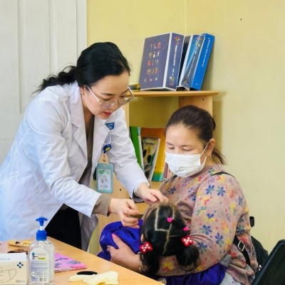 ЭМЧ МЭРГЭЖИЛТНҮҮД АЖИЛЛАЖ БАЙНА ✅УИХ-ын гишүүн О.Саранчулууны санаачилгаар Улаанбаатар хотын “Эрхэм нандин сувд” ТББ-ын баг Сүхбаатар аймгийн Нэгдсэн эмнэлэгт хөгжлийн бэрхшээлтэй хүүхдүүдэд чиглэсэн үзлэг, үнэлгээ, зөвлөгөө өгч байна. 👩‍⚕️👨‍⚕️ Ажиллаж  | HuduuMN