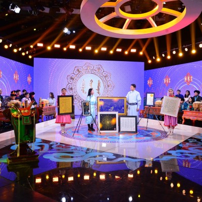 ДАРХАНЫ ХҮҮХЭД ЗАЛУУСЫН ТӨЛӨӨЛӨЛ “МОНГОЛ ТҮМНИЙ МЭНД” НЭВТРҮҮЛГИЙН ЗОЧИН ХОЙМРООС МЭНДЧИЛНЭ | HuduuMN