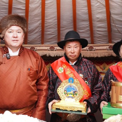 СҮХБААТАР СУМЫН ШИНЭ БУЛАГ БАГИЙН МАЛЧИН Д. ЭРДЭНЭБАТЫНХ УЛСЫН АВАРГА МАЛЧИН ӨРХ БОЛЛОО 🇲🇳 XVII жарны “Сүрээр дарагч” хэмээх Гал морин жилийн сар шинийн босгон дээр Сүхбаатар аймгийн Сүхбаатар сумын Шинэ булаг багийн малчин Д.Эрдэнэбат гэргий Д.Ирина на | HuduuMN