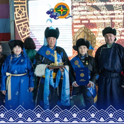 Аймгийн Засаг дарга Л.Төмөрчөдөр, Төв аймгийн цагдаагийн газрын дарга Цагдаагийн хурандаа Б.Баянмөнх,  нар “Сүрээр дарагч” хэмээх гал морин жилийн босгон дээр Мөнгөнморьт сумын Аймгийн аварга малчин өрх Б.Ганбат, С.Сосорбурам, Ж.Самбуугийн нэрэмжит залуу  | HuduuMN