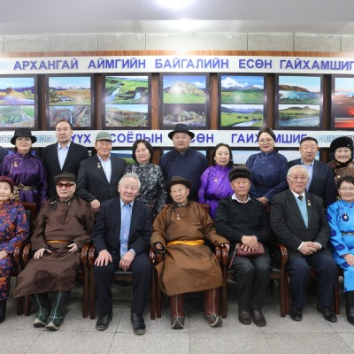 ҮЕ ҮЕИЙН АЙМГИЙН ЗАСАГ ДАРГА НАР БОЛОН АРХАНГАЙ АЙМГААС ТӨРСӨН АХМАД ГАВЬЯАТУУДЫГ ХҮЛЭЭН АВЧ ХҮНДЭТГЭЛ ҮЗҮҮЛЛЭЭ | HuduuMN